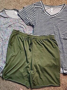 Lularoe Size 2XL Lot 2 Shirts And 1 Shorts